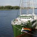 Rainbow Warrior III bezoekt kolencentrale Essent