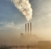 Mist over de kolencentrale aan de Eemshaven